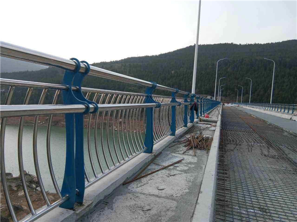 淮安不锈钢桥梁护栏的特点及其在桥梁安全中的重要作用