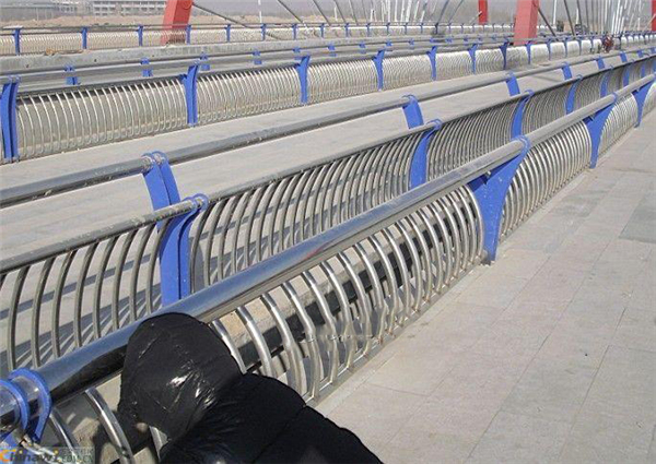 淮安不锈钢复合管护栏一种安全而耐用的防护解决方案