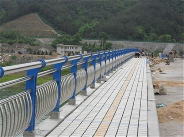 淮安不锈钢桥梁护栏的特性及其在现代建筑中的应用